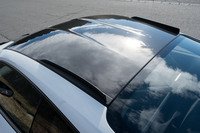 ルーフの両サイドにはラジエーターの放熱効率を高めるフィンが付く。これによって車体の全高が「GT3」よりも43mm上がっている。