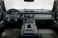 インテリアでは、ダイカストのマグネシウム合金を使ったダッシュボードが特徴。両サイドには、悪路走破時に重宝する“手すり”が設けられている。