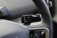 シフトセレクターはレバータイプで、ステアリングコラム右側に配置。レバーを下げるとDレンジに、上げるとRレンジに入る。レバーのトップにあるボタンを押すとPレンジが選択できる。