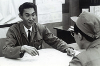 エンジニアとして長年にわたり活躍した百瀬晋六（1919-1997）。小型乗用車の試作車「P-1」や軽乗用車「スバル360」、水平対向エンジンを搭載した「スバル1000」など、さまざまなモデルの開発を主導した。