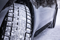 「アイスガード7」のトレッド部。大きな接地面積に加えて、荒れた凍結路面や雪上のわだちへの追従性を狙ったラウンドショルダーと、各ブロックが大きめに設定された新開発の専用パターンデザインが目を引く。