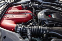 V12エンジンの最高出力は830PSで、最大トルクは678N・m。自然吸気ユニットながら、最大値の80％にあたるトルクを2500rpmという低回転域で発生する。なお、エンジンフードは前ヒンジで、後ろ側（キャビン側）が開くタイプ。