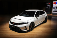 VTECターボエンジンを搭載する「シビック タイプR」としては、3世代目のモデルとなる新型。ホンダは将来的なガソリン車の廃止を表明しており、“次の次のタイプR”にはどんなパワートレインが積まれるのか、そもそもその時代にもタイプRは存続し続けるのか、明確なことはなにもわからない。