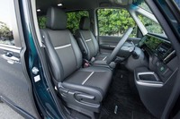 シート表皮には「プライムスムース」レザーとファブリックのコンビ素材を採用。運転席、助手席ともにシートヒーターが標準で備わる。