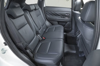 コンソールボックスの後ろには、後席用エアコン吹き出し口が追加されている。