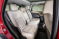 「レンジローバー スポーツHSEダイナミック」の後席。シート表皮は前後シートとも標準仕様のウインザーレザーで、「エスプレッソ／アーモンド」と呼ばれるコンビネーションの内装色が選択されていた。