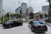 「メルセデス・ベンツ ストゥーディオ トウキョウ」は、東京・表参道の交差点に面している。「表参道のカルチャーと交わることで、新しい体験を提供していく」とアピールされる。
	 