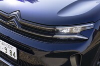 ダブルシェブロンとヘッドランプの橋渡しは連続するドットが担当。デイタイムランニングライトにはスリットが刻まれる。