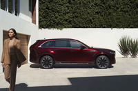 新しい21インチサイズのダイヤモンドカットホイールが目を引くCX-90のサイドビュー。「CX-60」とは異なるリアクオーターウィンドウやＤピラー形状が採用されている。