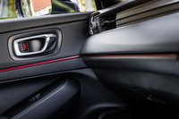 ダッシュボードやドアのインナーパネルに赤い加飾が施され、ルーフライニングや各ピラーのインナーカバーがブラックになっているのも「RS」グレードの特徴だ。