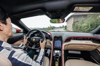 当日の天候はところによりにわか雨。雨天時には、接地性と安定性が最大限となる「ウエット」に切り替えることがスタッフから推奨された。やや勇敢な速度でコーナーに飛び込んでしまって後悔しても、ローマは何ら破綻することなくドライバーを導いてくれる。