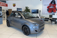 第689回：これぞイタリア流EVだ！ 大矢アキオが新型「フィアット500」とご対面