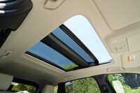 広範なグレードに設定されるパノラマサンルーフ。長さ×幅＝1021×950mmという大きさで、後席の乗員にも開放感と明るさを提供する。