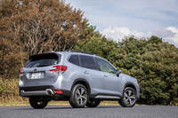 
	新型「フォレスター」の最低地上高は220mm。アプローチアングル20.2度、ランプブレークオーバーアングル21.5度、ディパーチャーアングル25.8度を確保している。
	