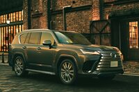 「トヨタ・ランドクルーザー“300”」のレクサス版である「レクサスLX」。同じオフロード仕様で比較すると、「GX550“オーバートレイル”」の1235万円に対して、「LX600“オフロード”」は1290万円となっている。