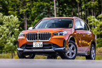 2023年2月に上陸した最新の「BMW X1」は、2010年に国内デビューした初代から数えて3代目にあたるモデル。先代と同様に「2シリーズ アクティブツアラー」などと共通のFFプラットフォームを採用している。