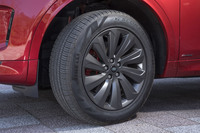 試乗車は、19インチの「スタイル1039」と呼ばれる「サテンダークグレイフィニッシュ」カラーの10本スポークアルミホイールに、235/55R19サイズの「ピレリ・スコーピオンゼロ」オールシーズンタイヤを装着していた。