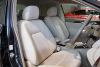 シート地はいずれもファブリックで、「G」のみ仕立てが異なる。内装色はフェザーグレーとブラックの2色が用意されている。