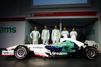 ホンダのニューF1マシン「RA108」。傍らに立つのは、左からルーベンス・バリケロ、ジェンソン・バトン、アレックス・ブルツ。