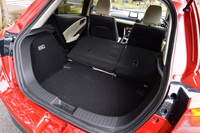 ラゲッジルームの容量は280リッター。全グレードに6：4分割可倒式リアシートを採用している。
    