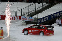 ロウブの華麗なドライビングによるC4の通過にあわせて、コース脇の花火も打ち上げられるなど、華やかなデモ走行となった。