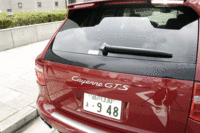 床面が完璧にフラットであることと、開口部の下端が低いことから意外と（?）使い勝手のいいラゲッジスペース。
写真をクリックするとシートが倒れるさまが見られます。