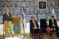 （写真左から）イスラエル首相、ルノー・日産のカルロス・ゴーンCEO、「ベター・プロジェクト・プレイス」のシャイ・アガシCEO