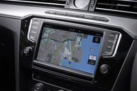 「TSIハイライン」と「TSI Rライン」には、カーナビゲーション機能付きの純正インフォテインメントシステム「Discover Pro」が採用されている。
    