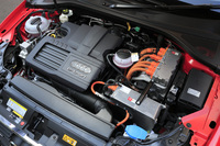 パワーユニットは1.4リッター直4直噴ターボエンジンと電動モーターの組み合わせ。電動モーターはトランスミッションと一体となって搭載されている。