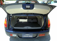 トランク開口部が低い位置にあり、開けると手前に張り出してくるので、荷物の出し入れはしにくいかも。