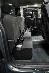 後席座面を跳ね上げたところ。アーム収納ユニットは足元に無理なく収まっている。