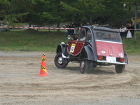大きくロールしても外輪はけして離陸しないだけのストロークを持つ。
