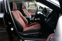 「アスリート」シリーズの一部グレードでは、ブラックのほか、“テラロッサ”と呼ばれる赤いシート地も選択できる。