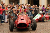 6月14日に開催された走行会「グラン・プレミオ」で。サンカルロ広場に真っ先にやって来たのは1954年「ランチア・マリーノ」。ギャラリーの歓喜にコクピットから応えるのは、車両設計者マリーノ・ブランドーリの子息ジジ。