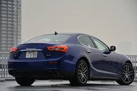 リアビュー。リアホイールアーチで交錯する2本のキャラクターラインもデザイン上の特徴だ。
    