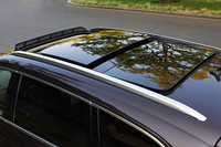 大きなパノラマサンルーフは前後3分割構造で、前部はスライドとチルトアップが可能で、後部はチルトアップのみ対応する。