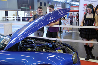 エンジンに関心を示す少女。
    
    