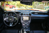 ダブルブロウ（double-brow）と名付けられた左右対称デザインのダッシュボードに、3本スポークのステアリングホイールと、室内にも伝統が息づく。（写真＝中村孝仁）