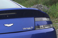 【テスト車のオプション装備】 カラードブレーキキャリパー（ブラック）＝11万7600円／ブライトフィニッシュグリル＝8万4000円／ペイント コンテンポラリーカテゴリー（コバルトブルー）＝11万7600円／Vスポークグラファイトダイヤモンドターンドホイール＝17万9550円／フロントパーキングセンサー＝6万7200円／ピアノブラックインテリアトリム＝25万3050円／バング＆オルフセンBeoSoundオーディオ＝93万0300円／自動防眩ルームミラー＝3万3600円／ハイスペックアラーム＝5万4000円／V8カーボンファイバーライトウェイトシート＝50万7150円／スモーカーズパック＝6万7200円／アンブレラ＝3万3600円