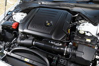 ジャガー・ランドローバーが自社開発した2リッター直4ディーゼルターボエンジン。最高出力180ps、最大トルク43.8kgmを発生する。