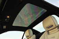 ガラスルーフの透過率を瞬時に変えられる「マジックスカイコントロールパノラミックバリオルーフ」を標準装備。