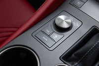 「RC F」の走行モード選択ダイヤル。手前のボタンに見られる「TVD」は、コーナリング中、左右輪に最適なトルク配分を行う駆動力制御システム（オプション）。なお、テスト車には装着されていなかった。