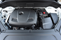 日本に導入されるパワーユニットは過給機付きガソリンエンジンの「T5」と「T6」、そして「T6」のエンジンにモーターを組み合わせたプラグインハイブリッドの「T8」の3種類。ガソリンエンジンはいずれも2リッター直4となる。