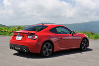 トヨタ86GT“リミテッド”
    ボディーサイズ：全長×全幅×全高＝4240×1775×1300mm／ホイールベース：2570mm／車重：1230kg／駆動方式：FR／エンジン：2リッター水平対向4 DOHC 16バルブ／トランスミッション：6段MT／最高出力：200ps/7000rpm／最大トルク：20.9kgm/6400-6600rpm／タイヤ：（前）215/45R17 （後）215/45R17／燃費：12.4km/リッター（JC08モード）／価格：297万円
    