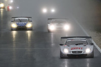 雨の中、開幕戦がスタート！　ポールポジョンのNo.38 ZENT CERUMO SC430(立川祐路/リチャード・ライアン組）を先頭に各車１コーナーへ。