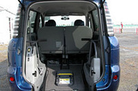 
	「タイプI」と呼ばれる乗員5人＋車いす（1人）仕様。2列目を畳んで前席シートバックにつけ、より広いスペースとしてある。
	 