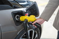 右側フロントフェンダーに設けられた、フューエルリッドが「レンジ・エクステンダー装備車」の目印。油種はハイオク指定となる。
    