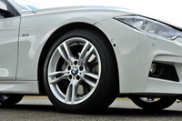 タイヤサイズは前が225/45R18で、後ろが255/40R18。試乗車にはブリヂストン・ポテンザS001ランフラットが装着されていた。