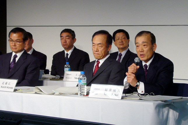 記者会見には、福井威夫社長（写真右）以下ホンダの役員が列席した。