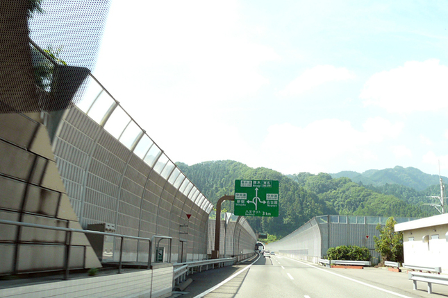 写真は圏央道八王子西IC出口を過ぎたあたり。この先に八王子城跡トンネルがあり、八王子JCT、高尾山トンネルとつづく。     